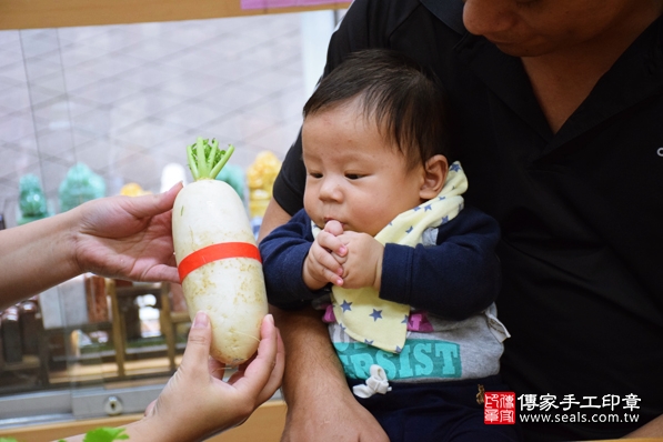 剃胎毛、滿月剃頭、嬰兒剃頭、嬰兒理髮、嬰兒剃髮、嬰兒剃胎毛、嬰兒滿月剃頭、寶寶剃頭、剃胎毛儀式、剃胎毛吉祥話、滿月剃頭儀式、滿月剃頭吉祥話、寶寶剃胎毛、寶寶滿月剃頭理髮、新北永和區剃胎毛、新北永和區滿月剃頭、新北永和區嬰兒剃頭剃胎毛、新北永和區嬰兒理髮、新北永和區嬰兒剃髮、黃寶寶(新北永和區嬰兒寶寶滿月剃頭理髮、免費嬰兒剃胎毛儀式吉祥話)。中國風會場，爸媽寶貝免費穿「日中韓」古裝禮服。專業拍照、DVD光碟、證書。★購買「臍帶章、肚臍章、胎毛筆刷印章」贈送：剃頭、收涎、抓周，三選一。2016.03.07 照片13