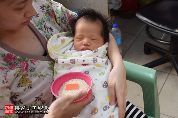 剃胎毛、滿月剃頭、嬰兒剃頭、嬰兒理髮、嬰兒剃髮、嬰兒剃胎毛、嬰兒滿月剃頭、寶寶剃頭、剃胎毛儀式、剃胎毛吉祥話、滿月剃頭儀式、滿月剃頭吉祥話、寶寶剃胎毛、寶寶滿月剃頭理髮、 新竹竹東鎮剃胎毛、新竹竹東鎮滿月剃頭、 新竹竹東鎮嬰兒剃頭剃胎毛、新竹竹東鎮嬰兒理髮、新竹竹東鎮嬰兒剃髮、蕭寶寶(新竹竹東鎮到府嬰兒寶寶滿月剃頭理髮、免費到府嬰兒剃胎毛儀式吉祥話)。到府剃頭剃胎毛主持、專業拍照、DVD光碟、證書。★購買「臍帶章、肚臍章、胎毛筆刷印章」贈送：剃頭、收涎、抓周，三選一。2017.06.10  照片6