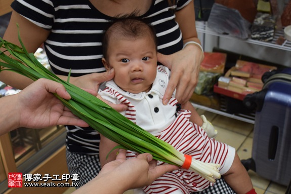 剃胎毛、滿月剃頭、嬰兒剃頭、嬰兒理髮、嬰兒剃髮、嬰兒剃胎毛、嬰兒滿月剃頭、寶寶剃頭、剃胎毛儀式、剃胎毛吉祥話、滿月剃頭儀式、滿月剃頭吉祥話、寶寶剃胎毛、寶寶滿月剃頭理髮、新北永和區剃胎毛、新北永和區滿月剃頭、新北永和區嬰兒剃頭剃胎毛、新北永和區嬰兒理髮、新北永和區嬰兒剃髮、郭寶寶(新北永和區嬰兒寶寶滿月剃頭理髮、免費嬰兒剃胎毛儀式吉祥話)。中國風會場，爸媽寶貝免費穿「日中韓」古裝禮服。專業拍照、DVD光碟、證書。★購買「臍帶章、肚臍章、胎毛筆刷印章」贈送：剃頭、收涎、抓周，三選一。2017.07.12 照片10