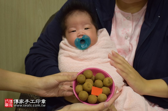 剃胎毛、滿月剃頭、嬰兒剃頭、嬰兒理髮、嬰兒剃髮、嬰兒剃胎毛、嬰兒滿月剃頭、寶寶剃頭、剃胎毛儀式、剃胎毛吉祥話、滿月剃頭儀式、滿月剃頭吉祥話、寶寶剃胎毛、寶寶滿月剃頭理髮、 新北市板橋地區剃胎毛、新北市板橋地區滿月剃頭、新北市板橋地區嬰兒剃頭剃胎毛、新北市板橋地區嬰兒理髮、新北市嬰兒剃髮、 朱寶寶(新北板橋區到府嬰兒寶寶滿月剃頭理髮、免費到府嬰兒剃胎毛儀式吉祥話)。到府剃頭剃胎毛主持、專業拍照、DVD光碟、證書。★購買「臍帶章、肚臍章、胎毛筆刷印章」贈送：剃頭、收涎、抓周，三選一。2017.09.02照片6