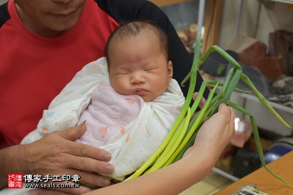 剃胎毛、滿月剃頭、嬰兒剃頭、嬰兒理髮、嬰兒剃髮、嬰兒剃胎毛、嬰兒滿月剃頭、寶寶剃頭、剃胎毛儀式、剃胎毛吉祥話、滿月剃頭儀式、滿月剃頭吉祥話、寶寶剃胎毛、寶寶滿月剃頭理髮、 新北市永和地區剃胎毛、新北市永和地區滿月剃頭、新北市永和地區嬰兒剃頭剃胎毛、新北市永和地區嬰兒理髮、新北市嬰兒剃髮、鍾寶寶(新北永和區嬰兒寶寶滿月剃頭理髮、免費嬰兒剃胎毛儀式吉祥話)。中國風會場，爸媽寶貝免費穿「日中韓」古裝禮服。專業拍照、DVD光碟、證書。★購買「臍帶章、肚臍章、胎毛筆刷印章」贈送：剃頭、收涎、抓周，三選一。2017.09.03照片11