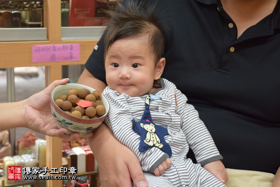 剃胎毛、滿月剃頭、嬰兒剃頭、嬰兒理髮、嬰兒剃髮、嬰兒剃胎毛、嬰兒滿月剃頭、寶寶剃頭、剃胎毛儀式、剃胎毛吉祥話、滿月剃頭儀式、滿月剃頭吉祥話、寶寶剃胎毛、寶寶滿月剃頭理髮、 新北市永和地區剃胎毛、新北市永和地區滿月剃頭、新北市永和地區嬰兒剃頭剃胎毛、新北市永和地區嬰兒理髮、新北市嬰兒剃髮、陳寶寶(新北永和區嬰兒寶寶滿月剃頭理髮、免費嬰兒剃胎毛儀式吉祥話)。中國風會場，爸媽寶貝免費穿「日中韓」古裝禮服。專業拍照、DVD光碟、證書。★購買「臍帶章、肚臍章、胎毛筆刷印章」贈送：剃頭、收涎、抓周，三選一。2017.10.25照片7