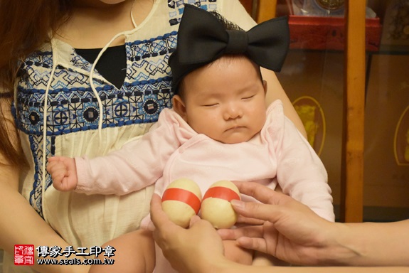 剃胎毛、滿月剃頭、嬰兒剃頭、嬰兒理髮、嬰兒剃髮、嬰兒剃胎毛、嬰兒滿月剃頭、寶寶剃頭、剃胎毛儀式、剃胎毛吉祥話、滿月剃頭儀式、滿月剃頭吉祥話、寶寶剃胎毛、寶寶滿月剃頭理髮、 新北市新莊地區剃胎毛、新北市新莊地區滿月剃頭、新北市新莊地區嬰兒剃頭剃胎毛、新北市新莊地區嬰兒理髮、新北市嬰兒剃髮、莊寶寶(新北新莊區到府嬰兒寶寶滿月剃頭理髮、免費到府嬰兒剃胎毛儀式吉祥話)。到府剃頭剃胎毛主持、專業拍照、DVD光碟、證書。★購買「臍帶章、肚臍章、胎毛筆刷印章」贈送：剃頭、收涎、抓周，三選一。2017.10.14照片5
