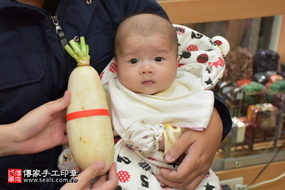 剃胎毛、滿月剃頭、嬰兒剃頭、嬰兒理髮、嬰兒剃髮、嬰兒剃胎毛、嬰兒滿月剃頭、寶寶剃頭、剃胎毛儀式、剃胎毛吉祥話、滿月剃頭儀式、滿月剃頭吉祥話、寶寶剃胎毛、寶寶滿月剃頭理髮、 新北市永和地區剃胎毛、新北市永和地區滿月剃頭、新北市永和地區嬰兒剃頭剃胎毛、新北市永和地區嬰兒理髮、新北市嬰兒剃髮、李寶寶(新北永和區嬰兒寶寶滿月剃頭理髮、免費嬰兒剃胎毛儀式吉祥話)。中國風會場，爸媽寶貝免費穿「日中韓」古裝禮服。專業拍照、DVD光碟、證書。★購買「臍帶章、肚臍章、胎毛筆刷印章」贈送：剃頭、收涎、抓周，三選一。2017.11.05照片13