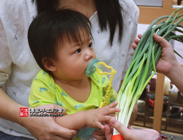 剃胎毛、滿月剃頭、嬰兒剃頭、嬰兒理髮、嬰兒剃髮、嬰兒剃胎毛、嬰兒滿月剃頭、寶寶剃頭、剃胎毛儀式、剃胎毛吉祥話、滿月剃頭儀式、滿月剃頭吉祥話、寶寶剃胎毛、寶寶滿月剃頭理髮、新北永和區剃胎毛、新北永和區滿月剃頭、新北永和區嬰兒剃頭剃胎毛、新北永和區嬰兒理髮、新北永和區嬰兒剃髮、陳寶寶(新北永和區嬰兒寶寶滿月剃頭理髮、免費嬰兒剃胎毛儀式吉祥話)。中國風會場，爸媽寶貝免費穿「日中韓」古裝禮服。專業拍照、DVD光碟、證書。★購買「臍帶章、肚臍章、胎毛筆刷印章」贈送：剃頭、收涎、抓周，三選一。2016.06.25  照片12