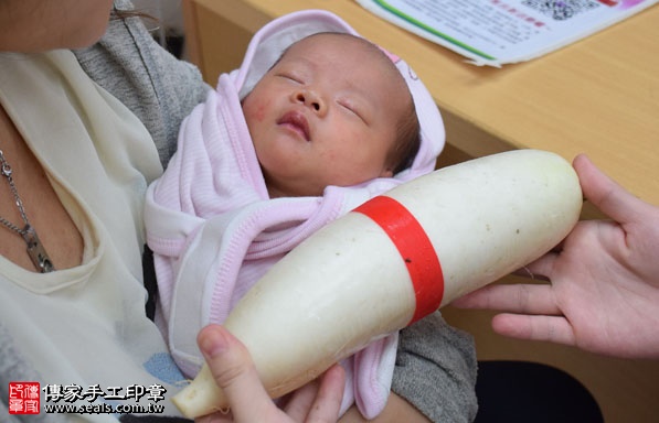 剃胎毛、滿月剃頭、嬰兒剃頭、嬰兒理髮、嬰兒剃髮、嬰兒剃胎毛、嬰兒滿月剃頭、寶寶剃頭、剃胎毛儀式、剃胎毛吉祥話、滿月剃頭儀式、滿月剃頭吉祥話、寶寶剃胎毛、寶寶滿月剃頭理髮、新竹香山區剃胎毛、新竹香山區滿月剃頭、新竹香山區嬰兒剃頭剃胎毛、新竹香山區嬰兒理髮、新竹香山區嬰兒剃髮、徐寶寶(新竹香山區嬰兒寶寶滿月剃頭理髮、免費嬰兒剃胎毛儀式吉祥話)。中國風會場，爸媽寶貝免費穿「日中韓」古裝禮服。專業拍照、DVD光碟、證書。★購買「臍帶章、肚臍章、胎毛筆刷印章」贈送：剃頭、收涎、抓周，三選一。2016.08.26  照片13