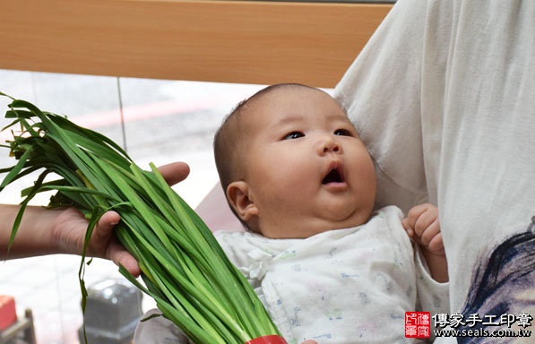 剃胎毛、滿月剃頭、嬰兒剃頭、嬰兒理髮、嬰兒剃髮、嬰兒剃胎毛、嬰兒滿月剃頭、寶寶剃頭、剃胎毛儀式、剃胎毛吉祥話、滿月剃頭儀式、滿月剃頭吉祥話、寶寶剃胎毛、寶寶滿月剃頭理髮、新竹香山區剃胎毛、新竹香山區滿月剃頭、新竹香山區嬰兒剃頭剃胎毛、新竹香山區嬰兒理髮、新竹香山區嬰兒剃髮、張寶寶(新竹香山區嬰兒寶寶滿月剃頭理髮、免費嬰兒剃胎毛儀式吉祥話)。中國風會場，爸媽寶貝免費穿「日中韓」古裝禮服。專業拍照、DVD光碟、證書。★購買「臍帶章、肚臍章、胎毛筆刷印章」贈送：剃頭、收涎、抓周，三選一。2016.11.05 照片10