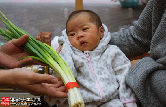 剃胎毛、滿月剃頭、嬰兒剃頭、嬰兒理髮、嬰兒剃髮、嬰兒剃胎毛、嬰兒滿月剃頭、寶寶剃頭、剃胎毛儀式、剃胎毛吉祥話、滿月剃頭儀式、滿月剃頭吉祥話、寶寶剃胎毛、寶寶滿月剃頭理髮、新北永和區剃胎毛、新北永和區滿月剃頭、新北永和區嬰兒剃頭剃胎毛、新北永和區嬰兒理髮、新北永和區嬰兒剃髮、林寶寶(新北永和區嬰兒寶寶滿月剃頭理髮、免費嬰兒剃胎毛儀式吉祥話)。中國風會場，爸媽寶貝免費穿「日中韓」古裝禮服。專業拍照、DVD光碟、證書。★購買「臍帶章、肚臍章、胎毛筆刷印章」贈送：剃頭、收涎、抓周，三選一。2016.12.28 照片13