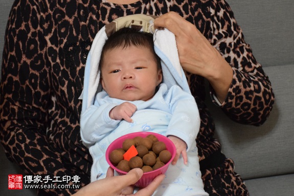 剃胎毛、滿月剃頭、嬰兒剃頭、嬰兒理髮、嬰兒剃髮、嬰兒剃胎毛、嬰兒滿月剃頭、寶寶剃頭、剃胎毛儀式、剃胎毛吉祥話、滿月剃頭儀式、滿月剃頭吉祥話、寶寶剃胎毛、寶寶滿月剃頭理髮、 新北林口區剃胎毛、新北林口區滿月剃頭、 新北林口區嬰兒剃頭剃胎毛、新北林口區嬰兒理髮、新北林口區嬰兒剃髮、林寶寶(新北林口區到府嬰兒寶寶滿月剃頭理髮、免費到府嬰兒剃胎毛儀式吉祥話)。到府剃頭剃胎毛主持、專業拍照、DVD光碟、證書。★購買「臍帶章、肚臍章、胎毛筆刷印章」贈送：剃頭、收涎、抓周，三選一。2017.02.22  照片7