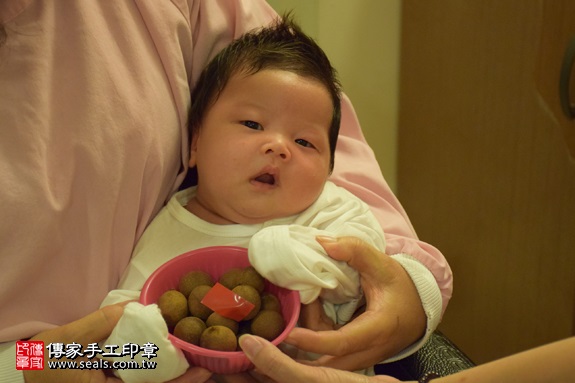 剃胎毛、滿月剃頭、嬰兒剃頭、嬰兒理髮、嬰兒剃髮、嬰兒剃胎毛、嬰兒滿月剃頭、寶寶剃頭、剃胎毛儀式、剃胎毛吉祥話、滿月剃頭儀式、滿月剃頭吉祥話、寶寶剃胎毛、寶寶滿月剃頭理髮、 新北土城區剃胎毛、新北土城區滿月剃頭、 新北土城區嬰兒剃頭剃胎毛、新北土城區嬰兒理髮、新北土城區嬰兒剃髮、黃寶寶(新北土城區到府嬰兒寶寶滿月剃頭理髮、免費到府嬰兒剃胎毛儀式吉祥話)。到府剃頭剃胎毛主持、專業拍照、DVD光碟、證書。★購買「臍帶章、肚臍章、胎毛筆刷印章」贈送：剃頭、收涎、抓周，三選一。2017.06.10  照片7