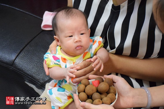 剃胎毛、滿月剃頭、嬰兒剃頭、嬰兒理髮、嬰兒剃髮、嬰兒剃胎毛、嬰兒滿月剃頭、寶寶剃頭、剃胎毛儀式、剃胎毛吉祥話、滿月剃頭儀式、滿月剃頭吉祥話、寶寶剃胎毛、寶寶滿月剃頭理髮、 新竹香山區剃胎毛、新竹香山區滿月剃頭、 新竹香山區嬰兒剃頭剃胎毛、新竹香山區嬰兒理髮、新竹香山區嬰兒剃髮、林寶寶(新竹香山區到府嬰兒寶寶滿月剃頭理髮、免費到府嬰兒剃胎毛儀式吉祥話)。到府剃頭剃胎毛主持、專業拍照、DVD光碟、證書。★購買「臍帶章、肚臍章、胎毛筆刷印章」贈送：剃頭、收涎、抓周，三選一。2016.07.16  照片7