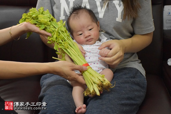 剃胎毛、滿月剃頭、嬰兒剃頭、嬰兒理髮、嬰兒剃髮、嬰兒剃胎毛、嬰兒滿月剃頭、寶寶剃頭、剃胎毛儀式、剃胎毛吉祥話、滿月剃頭儀式、滿月剃頭吉祥話、寶寶剃胎毛、寶寶滿月剃頭理髮、 新北市板橋地區剃胎毛、新北市板橋地區滿月剃頭、新北市板橋地區嬰兒剃頭剃胎毛、新北市板橋地區嬰兒理髮、新北市嬰兒剃髮、 蔡寶寶(新北板橋區到府嬰兒寶寶滿月剃頭理髮、免費到府嬰兒剃胎毛儀式吉祥話)。到府剃頭剃胎毛主持、專業拍照、DVD光碟、證書。★購買「臍帶章、肚臍章、胎毛筆刷印章」贈送：剃頭、收涎、抓周，三選一。2017.08.16照片10