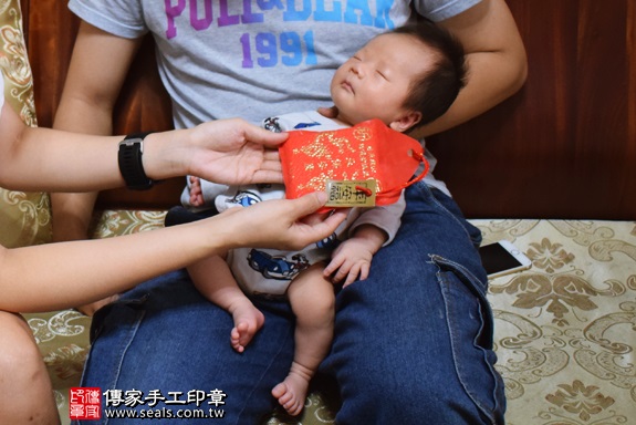 剃胎毛、滿月剃頭、嬰兒剃頭、嬰兒理髮、嬰兒剃髮、嬰兒剃胎毛、嬰兒滿月剃頭、寶寶剃頭、剃胎毛儀式、剃胎毛吉祥話、滿月剃頭儀式、滿月剃頭吉祥話、寶寶剃胎毛、寶寶滿月剃頭理髮、 高雄市仁武地區剃胎毛、高雄市仁武地區滿月剃頭、高雄市仁武地區嬰兒剃頭剃胎毛、高雄市仁武地區嬰兒理髮、高雄市嬰兒剃髮、柯寶寶(高雄仁武區府嬰兒寶寶滿月剃頭理髮、免費到府嬰兒剃胎毛儀式吉祥話)。到府剃頭剃胎毛主持、專業拍照、DVD光碟、證書。★購買「臍帶章、肚臍章、胎毛筆刷印章」贈送：剃頭、收涎、抓周，三選一。2017.09.19照片6