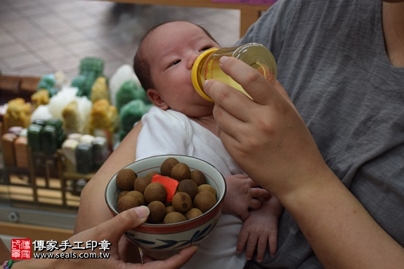 剃胎毛、滿月剃頭、嬰兒剃頭、嬰兒理髮、嬰兒剃髮、嬰兒剃胎毛、嬰兒滿月剃頭、寶寶剃頭、剃胎毛儀式、剃胎毛吉祥話、滿月剃頭儀式、滿月剃頭吉祥話、寶寶剃胎毛、寶寶滿月剃頭理髮、 新北市永和地區剃胎毛、新北市永和地區滿月剃頭、新北市永和地區嬰兒剃頭剃胎毛、新北市永和地區嬰兒理髮、新北市嬰兒剃髮、鄭寶寶(新北永和區嬰兒寶寶滿月剃頭理髮、免費嬰兒剃胎毛儀式吉祥話)。中國風會場，爸媽寶貝免費穿「日中韓」古裝禮服。專業拍照、DVD光碟、證書。★購買「臍帶章、肚臍章、胎毛筆刷印章」贈送：剃頭、收涎、抓周，三選一。2017.09.30照片7