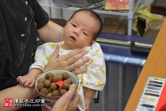 剃胎毛、滿月剃頭、嬰兒剃頭、嬰兒理髮、嬰兒剃髮、嬰兒剃胎毛、嬰兒滿月剃頭、寶寶剃頭、剃胎毛儀式、剃胎毛吉祥話、滿月剃頭儀式、滿月剃頭吉祥話、寶寶剃胎毛、寶寶滿月剃頭理髮、 新北市永和地區剃胎毛、新北市永和地區滿月剃頭、新北市永和地區嬰兒剃頭剃胎毛、新北市永和地區嬰兒理髮、新北市嬰兒剃髮、陳寶寶(新北永和區嬰兒寶寶滿月剃頭理髮、免費嬰兒剃胎毛儀式吉祥話)。中國風會場，爸媽寶貝免費穿「日中韓」古裝禮服。專業拍照、DVD光碟、證書。★購買「臍帶章、肚臍章、胎毛筆刷印章」贈送：剃頭、收涎、抓周，三選一。2017.10.04照片7