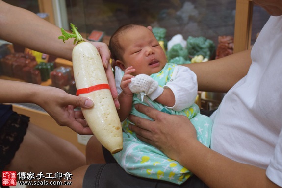 剃胎毛、滿月剃頭、嬰兒剃頭、嬰兒理髮、嬰兒剃髮、嬰兒剃胎毛、嬰兒滿月剃頭、寶寶剃頭、剃胎毛儀式、剃胎毛吉祥話、滿月剃頭儀式、滿月剃頭吉祥話、寶寶剃胎毛、寶寶滿月剃頭理髮、 新北市永和地區剃胎毛、新北市永和地區滿月剃頭、新北市永和地區嬰兒剃頭剃胎毛、新北市永和地區嬰兒理髮、新北市嬰兒剃髮、吳寶寶(新北永和區嬰兒寶寶滿月剃頭理髮、免費嬰兒剃胎毛儀式吉祥話)。中國風會場，爸媽寶貝免費穿「日中韓」古裝禮服。專業拍照、DVD光碟、證書。★購買「臍帶章、肚臍章、胎毛筆刷印章」贈送：剃頭、收涎、抓周，三選一。2017.10.12照片13