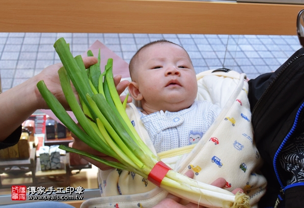 剃胎毛、滿月剃頭、嬰兒剃頭、嬰兒理髮、嬰兒剃髮、嬰兒剃胎毛、嬰兒滿月剃頭、寶寶剃頭、剃胎毛儀式、剃胎毛吉祥話、滿月剃頭儀式、滿月剃頭吉祥話、寶寶剃胎毛、寶寶滿月剃頭理髮、新竹香山區剃胎毛、新竹香山區滿月剃頭、新竹香山區嬰兒剃頭剃胎毛、新竹香山區嬰兒理髮、新竹香山區嬰兒剃髮、陳寶寶(新竹香山區嬰兒寶寶滿月剃頭理髮、免費嬰兒剃胎毛儀式吉祥話)。中國風會場，爸媽寶貝免費穿「日中韓」古裝禮服。專業拍照、DVD光碟、證書。★購買「臍帶章、肚臍章、胎毛筆刷印章」贈送：剃頭、收涎、抓周，三選一。2016.03.26  照片13