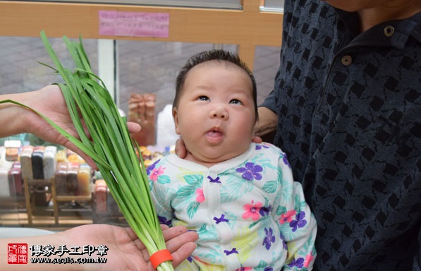 剃胎毛、滿月剃頭、嬰兒剃頭、嬰兒理髮、嬰兒剃髮、嬰兒剃胎毛、嬰兒滿月剃頭、寶寶剃頭、剃胎毛儀式、剃胎毛吉祥話、滿月剃頭儀式、滿月剃頭吉祥話、寶寶剃胎毛、寶寶滿月剃頭理髮、新北永和區剃胎毛、新北永和區滿月剃頭、新北永和區嬰兒剃頭剃胎毛、新北永和區嬰兒理髮、新北永和區嬰兒剃髮、李寶寶(新北永和區嬰兒寶寶滿月剃頭理髮、免費嬰兒剃胎毛儀式吉祥話)。中國風會場，爸媽寶貝免費穿「日中韓」古裝禮服。專業拍照、DVD光碟、證書。★購買「臍帶章、肚臍章、胎毛筆刷印章」贈送：剃頭、收涎、抓周，三選一。2016.12.03 照片10