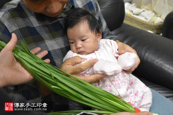 剃胎毛、滿月剃頭、嬰兒剃頭、嬰兒理髮、嬰兒剃髮、嬰兒剃胎毛、嬰兒滿月剃頭、寶寶剃頭、剃胎毛儀式、剃胎毛吉祥話、滿月剃頭儀式、滿月剃頭吉祥話、寶寶剃胎毛、寶寶滿月剃頭理髮、 新竹竹東區剃胎毛、新竹竹東區滿月剃頭、 新竹竹東區嬰兒剃頭剃胎毛、新竹竹東區嬰兒理髮、新竹竹東區嬰兒剃髮、陳寶寶(新竹竹東區到府嬰兒寶寶滿月剃頭理髮、免費到府嬰兒剃胎毛儀式吉祥話)。到府剃頭剃胎毛主持、專業拍照、DVD光碟、證書。★購買「臍帶章、肚臍章、胎毛筆刷印章」贈送：剃頭、收涎、抓周，三選一。2017.03.27  照片10