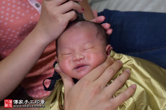 剃胎毛、滿月剃頭、嬰兒剃頭、嬰兒理髮、嬰兒剃髮、嬰兒剃胎毛、嬰兒滿月剃頭、寶寶剃頭、剃胎毛儀式、剃胎毛吉祥話、滿月剃頭儀式、滿月剃頭吉祥話、寶寶剃胎毛、寶寶滿月剃頭理髮、 新竹香山區剃胎毛、新竹香山區滿月剃頭、 新竹香山區嬰兒剃頭剃胎毛、新竹香山區嬰兒理髮、新竹香山區嬰兒剃髮、楊寶寶(新竹香山區到府嬰兒寶寶滿月剃頭理髮、免費到府嬰兒剃胎毛儀式吉祥話)。到府剃頭剃胎毛主持、專業拍照、DVD光碟、證書。★購買「臍帶章、肚臍章、胎毛筆刷印章」贈送：剃頭、收涎、抓周，三選一。2017.04.30  照片16