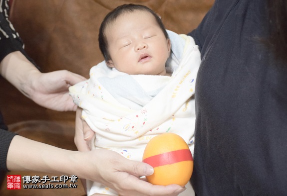 剃胎毛、滿月剃頭、嬰兒剃頭、嬰兒理髮、嬰兒剃髮、嬰兒剃胎毛、嬰兒滿月剃頭、寶寶剃頭、剃胎毛儀式、剃胎毛吉祥話、滿月剃頭儀式、滿月剃頭吉祥話、寶寶剃胎毛、寶寶滿月剃頭理髮、 桃園中壢區剃胎毛、桃園中壢區滿月剃頭、 桃園中壢區嬰兒剃頭剃胎毛、桃園中壢區嬰兒理髮、桃園中壢區嬰兒剃髮、焦寶寶(桃園中壢區到府嬰兒寶寶滿月剃頭理髮、免費到府嬰兒剃胎毛儀式吉祥話)。到府剃頭剃胎毛主持、專業拍照、DVD光碟、證書。★購買「臍帶章、肚臍章、胎毛筆刷印章」贈送：剃頭、收涎、抓周，三選一。2016.03.05 照片5