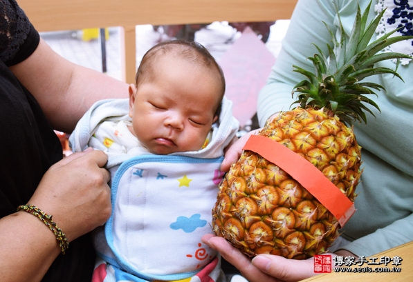 剃胎毛、滿月剃頭、嬰兒剃頭、嬰兒理髮、嬰兒剃髮、嬰兒剃胎毛、嬰兒滿月剃頭、寶寶剃頭、剃胎毛儀式、剃胎毛吉祥話、滿月剃頭儀式、滿月剃頭吉祥話、寶寶剃胎毛、寶寶滿月剃頭理髮、新竹香山區剃胎毛、新竹香山區滿月剃頭、新竹香山區嬰兒剃頭剃胎毛、新竹香山區嬰兒理髮、新竹香山區嬰兒剃髮、黃寶寶(新竹香山區嬰兒寶寶滿月剃頭理髮、免費嬰兒剃胎毛儀式吉祥話)。中國風會場，爸媽寶貝免費穿「日中韓」古裝禮服。專業拍照、DVD光碟、證書。★購買「臍帶章、肚臍章、胎毛筆刷印章」贈送：剃頭、收涎、抓周，三選一。2016.04.08  照片12