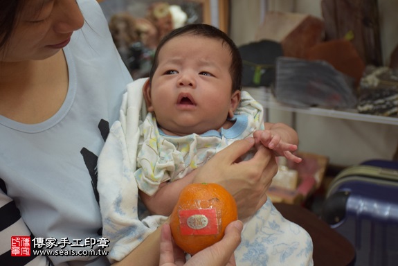 剃胎毛、滿月剃頭、嬰兒剃頭、嬰兒理髮、嬰兒剃髮、嬰兒剃胎毛、嬰兒滿月剃頭、寶寶剃頭、剃胎毛儀式、剃胎毛吉祥話、滿月剃頭儀式、滿月剃頭吉祥話、寶寶剃胎毛、寶寶滿月剃頭理髮、 新北市永和地區剃胎毛、新北市永和地區滿月剃頭、新北市永和地區嬰兒剃頭剃胎毛、新北市永和地區嬰兒理髮、新北市嬰兒剃髮、邱寶寶(新北永和區嬰兒寶寶滿月剃頭理髮、免費嬰兒剃胎毛儀式吉祥話)。中國風會場，爸媽寶貝免費穿「日中韓」古裝禮服。專業拍照、DVD光碟、證書。★購買「臍帶章、肚臍章、胎毛筆刷印章」贈送：剃頭、收涎、抓周，三選一。2017.09.30照片9