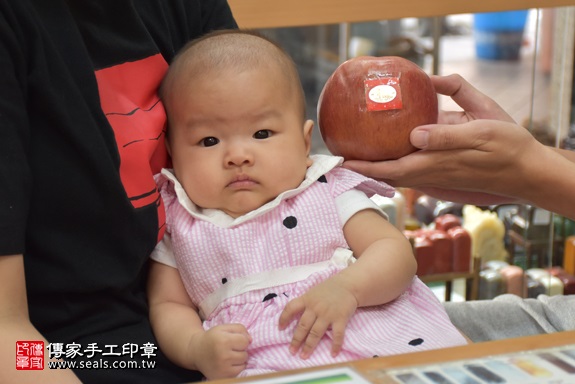 剃胎毛、滿月剃頭、嬰兒剃頭、嬰兒理髮、嬰兒剃髮、嬰兒剃胎毛、嬰兒滿月剃頭、寶寶剃頭、剃胎毛儀式、剃胎毛吉祥話、滿月剃頭儀式、滿月剃頭吉祥話、寶寶剃胎毛、寶寶滿月剃頭理髮、 新北市永和地區剃胎毛、新北市永和地區滿月剃頭、新北市永和地區嬰兒剃頭剃胎毛、新北市永和地區嬰兒理髮、新北市嬰兒剃髮、鄭寶寶(新北永和區嬰兒寶寶滿月剃頭理髮、免費嬰兒剃胎毛儀式吉祥話)。中國風會場，爸媽寶貝免費穿「日中韓」古裝禮服。專業拍照、DVD光碟、證書。★購買「臍帶章、肚臍章、胎毛筆刷印章」贈送：剃頭、收涎、抓周，三選一。2017.10.03照片7