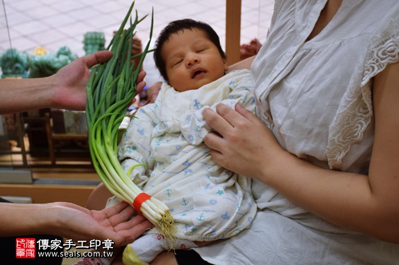 剃胎毛、滿月剃頭、嬰兒剃頭、嬰兒理髮、嬰兒剃髮、嬰兒剃胎毛、嬰兒滿月剃頭、寶寶剃頭、剃胎毛儀式、剃胎毛吉祥話、滿月剃頭儀式、滿月剃頭吉祥話、寶寶剃胎毛、寶寶滿月剃頭理髮、新北永和區剃胎毛、新北永和區滿月剃頭、新北永和區嬰兒剃頭剃胎毛、新北永和區嬰兒理髮、新北永和區嬰兒剃髮、楊寶寶(新北永和區嬰兒寶寶滿月剃頭理髮、免費嬰兒剃胎毛儀式吉祥話)。中國風會場，爸媽寶貝免費穿「日中韓」古裝禮服。專業拍照、DVD光碟、證書。★購買「臍帶章、肚臍章、胎毛筆刷印章」贈送：剃頭、收涎、抓周，三選一。2016.10.05 照片11