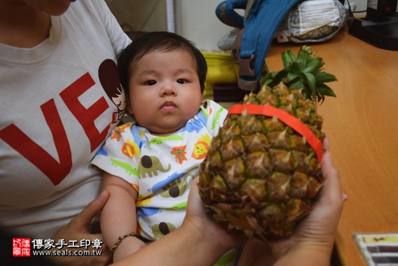 剃胎毛、滿月剃頭、嬰兒剃頭、嬰兒理髮、嬰兒剃髮、嬰兒剃胎毛、嬰兒滿月剃頭、寶寶剃頭、剃胎毛儀式、剃胎毛吉祥話、滿月剃頭儀式、滿月剃頭吉祥話、寶寶剃胎毛、寶寶滿月剃頭理髮、新北永和區剃胎毛、新北永和區滿月剃頭、新北永和區嬰兒剃頭剃胎毛、新北永和區嬰兒理髮、新北永和區嬰兒剃髮、李寶寶(新北永和區嬰兒寶寶滿月剃頭理髮、免費嬰兒剃胎毛儀式吉祥話)。中國風會場，爸媽寶貝免費穿「日中韓」古裝禮服。專業拍照、DVD光碟、證書。★購買「臍帶章、肚臍章、胎毛筆刷印章」贈送：剃頭、收涎、抓周，三選一。2016.10.27 照片13