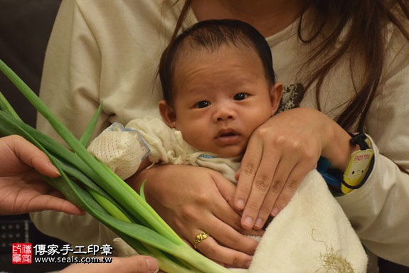 剃胎毛、滿月剃頭、嬰兒剃頭、嬰兒理髮、嬰兒剃髮、嬰兒剃胎毛、嬰兒滿月剃頭、寶寶剃頭、剃胎毛儀式、剃胎毛吉祥話、滿月剃頭儀式、滿月剃頭吉祥話、寶寶剃胎毛、寶寶滿月剃頭理髮、 新北新莊區剃胎毛、新北新莊區滿月剃頭、 新北新莊區嬰兒剃頭剃胎毛、新北新莊區嬰兒理髮、新北新莊區嬰兒剃髮、張寶寶(新北新莊區到府嬰兒寶寶滿月剃頭理髮、免費到府嬰兒剃胎毛儀式吉祥話)。到府剃頭剃胎毛主持、專業拍照、DVD光碟、證書。★購買「臍帶章、肚臍章、胎毛筆刷印章」贈送：剃頭、收涎、抓周，三選一。2017.02.09  照片10