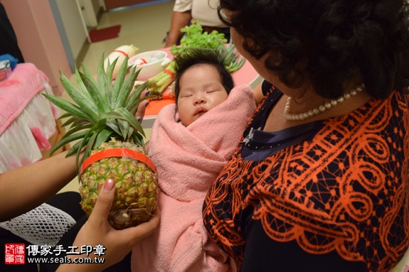 剃胎毛、滿月剃頭、嬰兒剃頭、嬰兒理髮、嬰兒剃髮、嬰兒剃胎毛、嬰兒滿月剃頭、寶寶剃頭、剃胎毛儀式、剃胎毛吉祥話、滿月剃頭儀式、滿月剃頭吉祥話、寶寶剃胎毛、寶寶滿月剃頭理髮、 台中南屯區剃胎毛、台中南屯區滿月剃頭、 台中南屯區嬰兒剃頭剃胎毛、台中南屯區嬰兒理髮、台中南屯區嬰兒剃髮、潘寶寶(台中南屯區到府嬰兒寶寶滿月剃頭理髮、免費到府嬰兒剃胎毛儀式吉祥話)。到府剃頭剃胎毛主持、專業拍照、DVD光碟、證書。★購買「臍帶章、肚臍章、胎毛筆刷印章」贈送：剃頭、收涎、抓周，三選一。2016.07.20  照片14