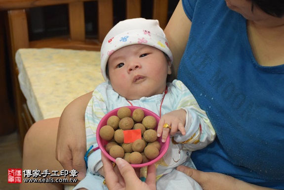 剃胎毛、滿月剃頭、嬰兒剃頭、嬰兒理髮、嬰兒剃髮、嬰兒剃胎毛、嬰兒滿月剃頭、寶寶剃頭、剃胎毛儀式、剃胎毛吉祥話、滿月剃頭儀式、滿月剃頭吉祥話、寶寶剃胎毛、寶寶滿月剃頭理髮、 新北市板橋地區剃胎毛、新北市板橋地區滿月剃頭、新北市板橋地區嬰兒剃頭剃胎毛、新北市板橋地區嬰兒理髮、新北市嬰兒剃髮、曾寶寶(新北板橋區)到府嬰兒寶寶滿月剃頭理髮、免費到府嬰兒剃胎毛儀式吉祥話)。到府剃頭剃胎毛主持、專業拍照、DVD光碟、證書。★購買「臍帶章、肚臍章、胎毛筆刷印章」贈送：剃頭、收涎、抓周，三選一。2017.10.23照片6