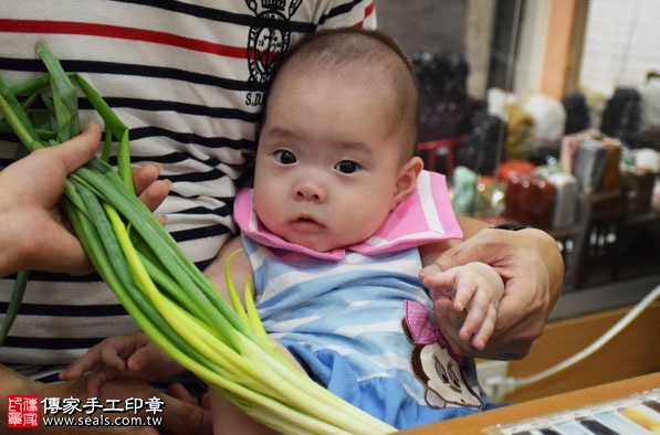 剃胎毛、滿月剃頭、嬰兒剃頭、嬰兒理髮、嬰兒剃髮、嬰兒剃胎毛、嬰兒滿月剃頭、寶寶剃頭、剃胎毛儀式、剃胎毛吉祥話、滿月剃頭儀式、滿月剃頭吉祥話、寶寶剃胎毛、寶寶滿月剃頭理髮、新北永和區剃胎毛、新北永和區滿月剃頭、新北永和區嬰兒剃頭剃胎毛、新北永和區嬰兒理髮、新北永和區嬰兒剃髮、蔡寶寶(新北永和區嬰兒寶寶滿月剃頭理髮、免費嬰兒剃胎毛儀式吉祥話)。中國風會場，爸媽寶貝免費穿「日中韓」古裝禮服。專業拍照、DVD光碟、證書。★購買「臍帶章、肚臍章、胎毛筆刷印章」贈送：剃頭、收涎、抓周，三選一。2016.08.13  照片12