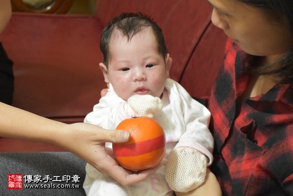 剃胎毛、滿月剃頭、嬰兒剃頭、嬰兒理髮、嬰兒剃髮、嬰兒剃胎毛、嬰兒滿月剃頭、寶寶剃頭、剃胎毛儀式、剃胎毛吉祥話、滿月剃頭儀式、滿月剃頭吉祥話、寶寶剃胎毛、寶寶滿月剃頭理髮、 新北市新莊地區剃胎毛、新北市新莊地區滿月剃頭、新北市新莊地區嬰兒剃頭剃胎毛、新北市新莊地區嬰兒理髮、新北市嬰兒剃髮、楊寶寶(新北新莊區到府嬰兒寶寶滿月剃頭理髮、免費到府嬰兒剃胎毛儀式吉祥話)。到府剃頭剃胎毛主持、專業拍照、DVD光碟、證書。★購買「臍帶章、肚臍章、胎毛筆刷印章」贈送：剃頭、收涎、抓周，三選一。2017.11.27照片7