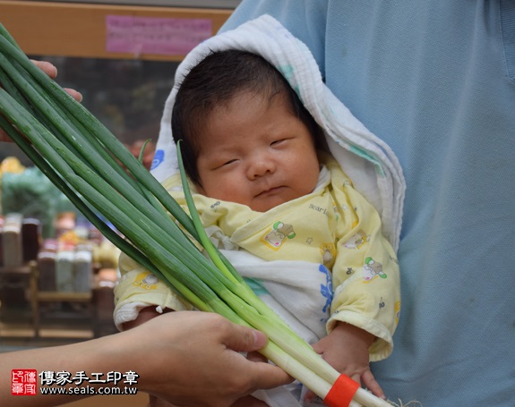 剃胎毛、滿月剃頭、嬰兒剃頭、嬰兒理髮、嬰兒剃髮、嬰兒剃胎毛、嬰兒滿月剃頭、寶寶剃頭、剃胎毛儀式、剃胎毛吉祥話、滿月剃頭儀式、滿月剃頭吉祥話、寶寶剃胎毛、寶寶滿月剃頭理髮、新北永和區剃胎毛、新北永和區滿月剃頭、新北永和區嬰兒剃頭剃胎毛、新北永和區嬰兒理髮、新北永和區嬰兒剃髮、洪寶寶(新北永和區嬰兒寶寶滿月剃頭理髮、免費嬰兒剃胎毛儀式吉祥話)。中國風會場，爸媽寶貝免費穿「日中韓」古裝禮服。專業拍照、DVD光碟、證書。★購買「臍帶章、肚臍章、胎毛筆刷印章」贈送：剃頭、收涎、抓周，三選一。2016.10.18 照片9