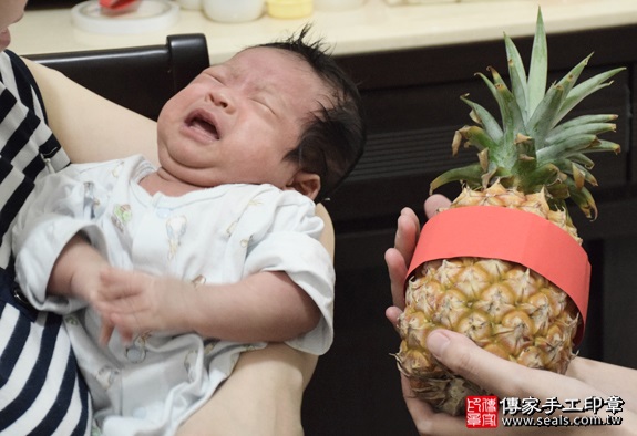 剃胎毛、滿月剃頭、嬰兒剃頭、嬰兒理髮、嬰兒剃髮、嬰兒剃胎毛、嬰兒滿月剃頭、寶寶剃頭、剃胎毛儀式、剃胎毛吉祥話、滿月剃頭儀式、滿月剃頭吉祥話、寶寶剃胎毛、寶寶滿月剃頭理髮、 新北永和區剃胎毛、新北永和區滿月剃頭、 新北永和區嬰兒剃頭剃胎毛、新北永和區嬰兒理髮、新北永和區嬰兒剃髮、弟弟(新北永和區到府嬰兒寶寶滿月剃頭理髮、免費到府嬰兒剃胎毛儀式吉祥話)。到府剃頭剃胎毛主持、專業拍照、DVD光碟、證書。★購買「臍帶章、肚臍章、胎毛筆刷印章」贈送：剃頭、收涎、抓周，三選一。2016.05.15  照片9