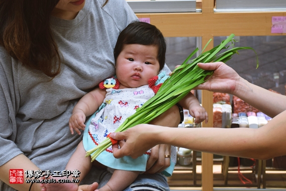 剃胎毛、滿月剃頭、嬰兒剃頭、嬰兒理髮、嬰兒剃髮、嬰兒剃胎毛、嬰兒滿月剃頭、寶寶剃頭、剃胎毛儀式、剃胎毛吉祥話、滿月剃頭儀式、滿月剃頭吉祥話、寶寶剃胎毛、寶寶滿月剃頭理髮、新北永和區剃胎毛、新北永和區滿月剃頭、新北永和區嬰兒剃頭剃胎毛、新北永和區嬰兒理髮、新北永和區嬰兒剃髮、梁寶寶(新北永和區嬰兒寶寶滿月剃頭理髮、免費嬰兒剃胎毛儀式吉祥話)。中國風會場，爸媽寶貝免費穿「日中韓」古裝禮服。專業拍照、DVD光碟、證書。★購買「臍帶章、肚臍章、胎毛筆刷印章」贈送：剃頭、收涎、抓周，三選一。2017.05.14 照片9