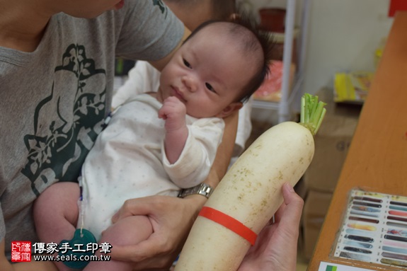 剃胎毛、滿月剃頭、嬰兒剃頭、嬰兒理髮、嬰兒剃髮、嬰兒剃胎毛、嬰兒滿月剃頭、寶寶剃頭、剃胎毛儀式、剃胎毛吉祥話、滿月剃頭儀式、滿月剃頭吉祥話、寶寶剃胎毛、寶寶滿月剃頭理髮、 新北市永和地區剃胎毛、新北市永和地區滿月剃頭、新北市永和地區嬰兒剃頭剃胎毛、新北市永和地區嬰兒理髮、新北市嬰兒剃髮、 李寶寶(新北永和區嬰兒寶寶滿月剃頭理髮、免費嬰兒剃胎毛儀式吉祥話)。中國風會場，爸媽寶貝免費穿「日中韓」古裝禮服。專業拍照、DVD光碟、證書。★購買「臍帶章、肚臍章、胎毛筆刷印章」贈送：剃頭、收涎、抓周，三選一。2017.08.12照片8