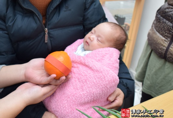 剃胎毛、滿月剃頭、嬰兒剃頭、嬰兒理髮、嬰兒剃髮、嬰兒剃胎毛、嬰兒滿月剃頭、寶寶剃頭、剃胎毛儀式、剃胎毛吉祥話、滿月剃頭儀式、滿月剃頭吉祥話、寶寶剃胎毛、寶寶滿月剃頭理髮、新竹香山區剃胎毛、新竹香山區滿月剃頭、新竹香山區嬰兒剃頭剃胎毛、新竹香山區嬰兒理髮、新竹香山區嬰兒剃髮、林寶寶(新竹香山區嬰兒寶寶滿月剃頭理髮、免費嬰兒剃胎毛儀式吉祥話)。中國風會場，爸媽寶貝免費穿「日中韓」古裝禮服。專業拍照、DVD光碟、證書。★購買「臍帶章、肚臍章、胎毛筆刷印章」贈送：剃頭、收涎、抓周，三選一。2016.01.29 照片9