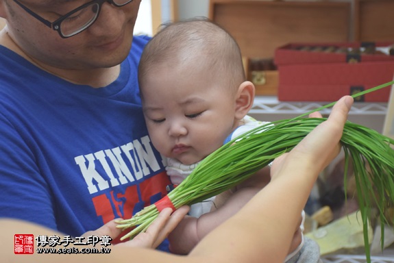 剃胎毛、滿月剃頭、嬰兒剃頭、嬰兒理髮、嬰兒剃髮、嬰兒剃胎毛、嬰兒滿月剃頭、寶寶剃頭、剃胎毛儀式、剃胎毛吉祥話、滿月剃頭儀式、滿月剃頭吉祥話、寶寶剃胎毛、寶寶滿月剃頭理髮、新竹香山區剃胎毛、新竹香山區滿月剃頭、新竹香山區嬰兒剃頭剃胎毛、新竹香山區嬰兒理髮、新竹香山區嬰兒剃髮、黃寶寶(新竹香山區嬰兒寶寶滿月剃頭理髮、免費嬰兒剃胎毛儀式吉祥話)。中國風會場，爸媽寶貝免費穿「日中韓」古裝禮服。專業拍照、DVD光碟、證書。★購買「臍帶章、肚臍章、胎毛筆刷印章」贈送：剃頭、收涎、抓周，三選一。2017.06.10 照片10