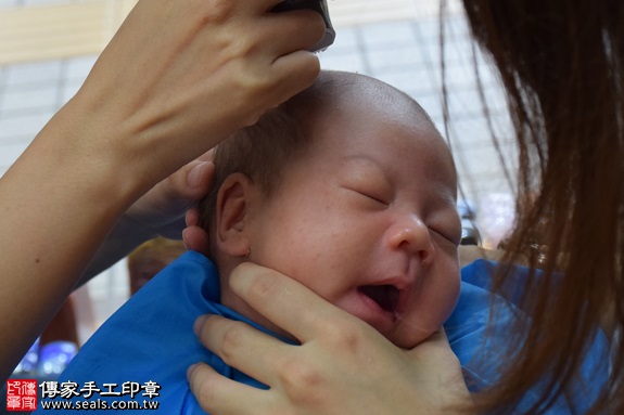 剃胎毛、滿月剃頭、嬰兒剃頭、嬰兒理髮、嬰兒剃髮、嬰兒剃胎毛、嬰兒滿月剃頭、寶寶剃頭、剃胎毛儀式、剃胎毛吉祥話、滿月剃頭儀式、滿月剃頭吉祥話、寶寶剃胎毛、寶寶滿月剃頭理髮、新竹香山區剃胎毛、新竹香山區滿月剃頭、新竹香山區嬰兒剃頭剃胎毛、新竹香山區嬰兒理髮、新竹香山區嬰兒剃髮、洪寶寶(新竹香山區嬰兒寶寶滿月剃頭理髮、免費嬰兒剃胎毛儀式吉祥話)。中國風會場，爸媽寶貝免費穿「日中韓」古裝禮服。專業拍照、DVD光碟、證書。★購買「臍帶章、肚臍章、胎毛筆刷印章」贈送：剃頭、收涎、抓周，三選一。2017.07.08 照片15