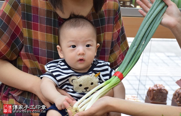 剃胎毛、滿月剃頭、嬰兒剃頭、嬰兒理髮、嬰兒剃髮、嬰兒剃胎毛、嬰兒滿月剃頭、寶寶剃頭、剃胎毛儀式、剃胎毛吉祥話、滿月剃頭儀式、滿月剃頭吉祥話、寶寶剃胎毛、寶寶滿月剃頭理髮、 新竹市香山地區剃胎毛、新竹市香山地區滿月剃頭、新竹市香山地區嬰兒剃頭剃胎毛、新竹市香山地區嬰兒理髮、新竹市嬰兒剃髮、 葉寶寶(新竹香山區嬰兒寶寶滿月剃頭理髮、免費嬰兒剃胎毛儀式吉祥話)。中國風會場，爸媽寶貝免費穿「日中韓」古裝禮服。專業拍照、DVD光碟、證書。★購買「臍帶章、肚臍章、胎毛筆刷印章」贈送：剃頭、收涎、抓周，三選一。2017.09.09照片12