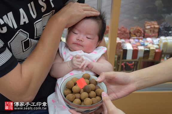剃胎毛、滿月剃頭、嬰兒剃頭、嬰兒理髮、嬰兒剃髮、嬰兒剃胎毛、嬰兒滿月剃頭、寶寶剃頭、剃胎毛儀式、剃胎毛吉祥話、滿月剃頭儀式、滿月剃頭吉祥話、寶寶剃胎毛、寶寶滿月剃頭理髮、 新北市永和地區剃胎毛、新北市永和地區滿月剃頭、新北市永和地區嬰兒剃頭剃胎毛、新北市永和地區嬰兒理髮、新北市嬰兒剃髮、董寶寶(新北永和區嬰兒寶寶滿月剃頭理髮、免費嬰兒剃胎毛儀式吉祥話)。中國風會場，爸媽寶貝免費穿「日中韓」古裝禮服。專業拍照、DVD光碟、證書。★購買「臍帶章、肚臍章、胎毛筆刷印章」贈送：剃頭、收涎、抓周，三選一。2017.09.04照片7