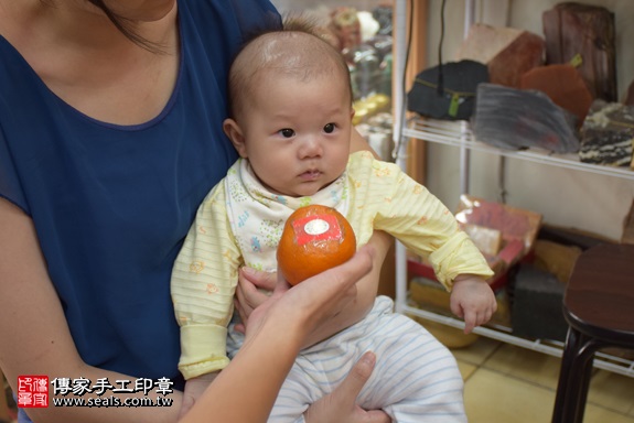 剃胎毛、滿月剃頭、嬰兒剃頭、嬰兒理髮、嬰兒剃髮、嬰兒剃胎毛、嬰兒滿月剃頭、寶寶剃頭、剃胎毛儀式、剃胎毛吉祥話、滿月剃頭儀式、滿月剃頭吉祥話、寶寶剃胎毛、寶寶滿月剃頭理髮、 新北市永和地區剃胎毛、新北市永和地區滿月剃頭、新北市永和地區嬰兒剃頭剃胎毛、新北市永和地區嬰兒理髮、新北市嬰兒剃髮、廖寶寶(新北永和區嬰兒寶寶滿月剃頭理髮、免費嬰兒剃胎毛儀式吉祥話)。中國風會場，爸媽寶貝免費穿「日中韓」古裝禮服。專業拍照、DVD光碟、證書。★購買「臍帶章、肚臍章、胎毛筆刷印章」贈送：剃頭、收涎、抓周，三選一。2017.10.09照片8