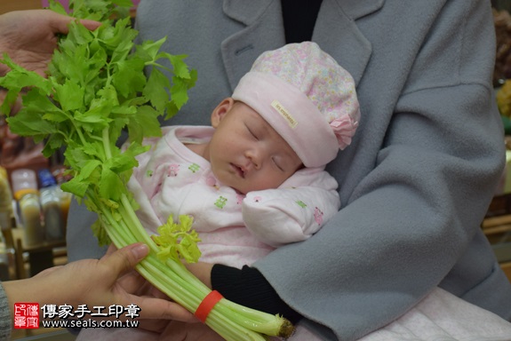 剃胎毛、滿月剃頭、嬰兒剃頭、嬰兒理髮、嬰兒剃髮、嬰兒剃胎毛、嬰兒滿月剃頭、寶寶剃頭、剃胎毛儀式、剃胎毛吉祥話、滿月剃頭儀式、滿月剃頭吉祥話、寶寶剃胎毛、寶寶滿月剃頭理髮、 新北市永和地區剃胎毛、新北市永和地區滿月剃頭、新北市永和地區嬰兒剃頭剃胎毛、新北市永和地區嬰兒理髮、新北市嬰兒剃髮、謝寶寶(新北永和區嬰兒寶寶滿月剃頭理髮、免費嬰兒剃胎毛儀式吉祥話)。中國風會場，爸媽寶貝免費穿「日中韓」古裝禮服。專業拍照、DVD光碟、證書。★購買「臍帶章、肚臍章、胎毛筆刷印章」贈送：剃頭、收涎、抓周，三選一。2017.12.19照片13