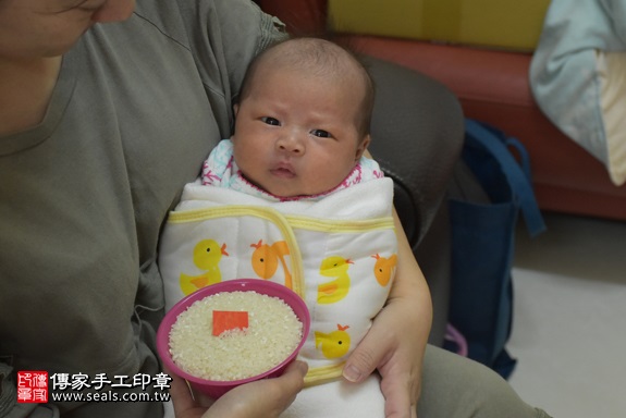 剃胎毛、滿月剃頭、嬰兒剃頭、嬰兒理髮、嬰兒剃髮、嬰兒剃胎毛、嬰兒滿月剃頭、寶寶剃頭、剃胎毛儀式、剃胎毛吉祥話、滿月剃頭儀式、滿月剃頭吉祥話、寶寶剃胎毛、寶寶滿月剃頭理髮、 新竹縣湖口地區剃胎毛、新竹縣湖口地區滿月剃頭、新竹縣湖口地區嬰兒剃頭剃胎毛、新竹縣湖口地區嬰兒理髮新竹縣嬰兒剃髮、林寶寶(新竹湖口鄉到府嬰兒寶寶滿月剃頭理髮、免費到府嬰兒剃胎毛儀式吉祥話)。到府剃頭剃胎毛主持、專業拍照、DVD光碟、證書。★購買「臍帶章、肚臍章、胎毛筆刷印章」贈送：剃頭、收涎、抓周，三選一。2017.12.22照片6