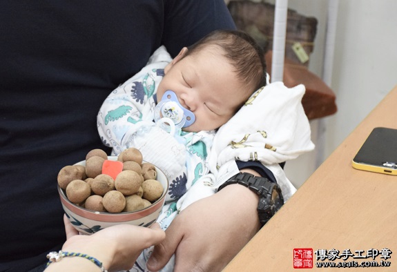 剃胎毛、滿月剃頭、嬰兒剃頭、嬰兒理髮、嬰兒剃髮、嬰兒剃胎毛、嬰兒滿月剃頭、寶寶剃頭、剃胎毛儀式、剃胎毛吉祥話、滿月剃頭儀式、滿月剃頭吉祥話、寶寶剃胎毛、寶寶滿月剃頭理髮、新北永和區剃胎毛、新北永和區滿月剃頭、新北永和區嬰兒剃頭剃胎毛、新北永和區嬰兒理髮、新北永和區嬰兒剃髮、鄭寶寶(新北永和區嬰兒寶寶滿月剃頭理髮、免費嬰兒剃胎毛儀式吉祥話)。中國風會場，爸媽寶貝免費穿「日中韓」古裝禮服。專業拍照、DVD光碟、證書。★購買「臍帶章、肚臍章、胎毛筆刷印章」贈送：剃頭、收涎、抓周，三選一。2016.04.08  照片7