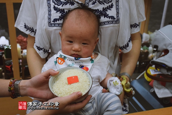 剃胎毛、滿月剃頭、嬰兒剃頭、嬰兒理髮、嬰兒剃髮、嬰兒剃胎毛、嬰兒滿月剃頭、寶寶剃頭、剃胎毛儀式、剃胎毛吉祥話、滿月剃頭儀式、滿月剃頭吉祥話、寶寶剃胎毛、寶寶滿月剃頭理髮、新北永和區剃胎毛、新北永和區滿月剃頭、新北永和區嬰兒剃頭剃胎毛、新北永和區嬰兒理髮、新北永和區嬰兒剃髮、劉寶寶(新北永和區嬰兒寶寶滿月剃頭理髮、免費嬰兒剃胎毛儀式吉祥話)。中國風會場，爸媽寶貝免費穿「日中韓」古裝禮服。專業拍照、DVD光碟、證書。★購買「臍帶章、肚臍章、胎毛筆刷印章」贈送：剃頭、收涎、抓周，三選一。2016.06.28  照片6