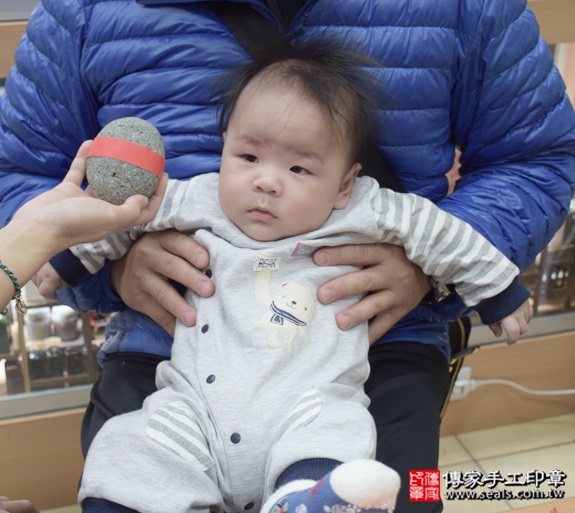 剃胎毛、滿月剃頭、嬰兒剃頭、嬰兒理髮、嬰兒剃髮、嬰兒剃胎毛、嬰兒滿月剃頭、寶寶剃頭、剃胎毛儀式、剃胎毛吉祥話、滿月剃頭儀式、滿月剃頭吉祥話、寶寶剃胎毛、寶寶滿月剃頭理髮、 新北永和區剃胎毛、新北永和區滿月剃頭、新北永和區嬰兒剃頭剃胎毛、新北永和區嬰兒理髮、新北永和區嬰兒剃髮、吳寶寶(新北永和區嬰兒寶寶滿月剃頭理髮、免費嬰兒剃胎毛儀式吉祥話)。中國風會場，爸媽寶貝免費穿「日中韓」古裝禮服。專業拍照、DVD光碟、證書。★購買「臍帶章、肚臍章、胎毛筆刷印章」贈送：剃頭、收涎、抓周，三選一。2015.12.12 照片5